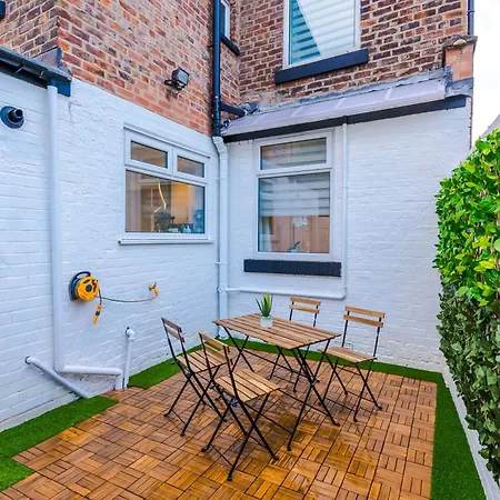 Holiday home 4 Bed Victorian Home, 15 Mins To Centre, Free Parking *