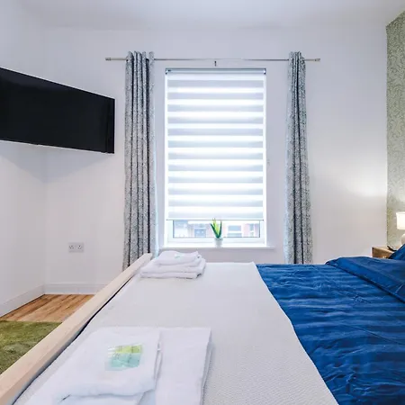 Holiday home 4 Bed Victorian Home, 15 Mins To Centre, Free Parking *