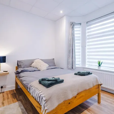 Holiday home 4 Bed Victorian Home, 15 Mins To Centre, Free Parking Manchester