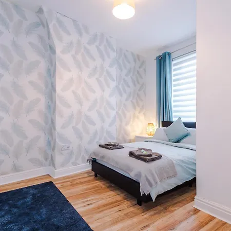 4 Bed Victorian Home, 15 Mins To Centre, Free Parking Holiday home *