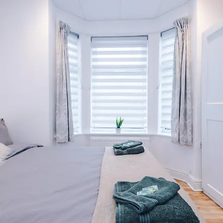 Holiday home 4 Bed Victorian Home, 15 Mins To Centre, Free Parking Manchester