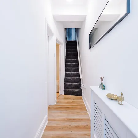 4 Bed Victorian Home, 15 Mins To Centre, Free Parking * Manchester
