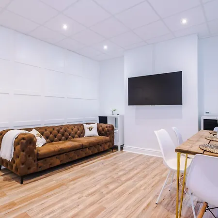 Holiday home 4 Bed Victorian Home, 15 Mins To Centre, Free Parking
