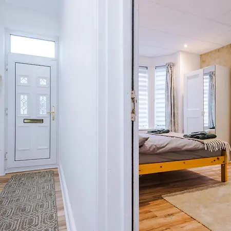 4 Bed Victorian Home, 15 Mins To Centre, Free Parking * Manchester
