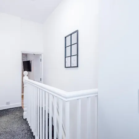 4 Bed Victorian Home, 15 Mins To Centre, Free Parking Holiday home
