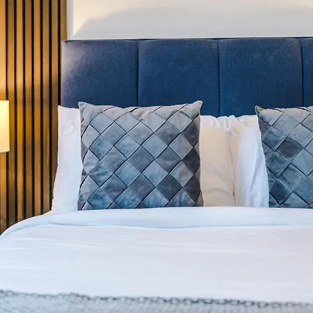 Athena Suite: Mdn 2bd W/ Roof Terrace Manchester