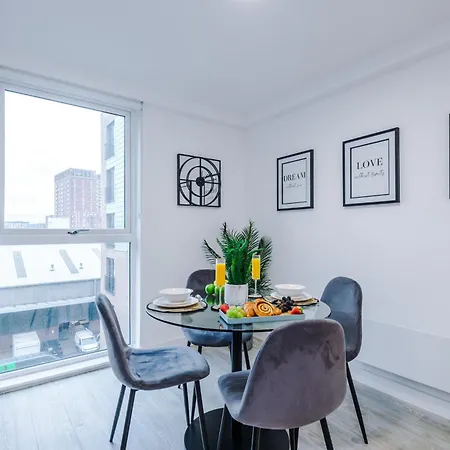 Athena Suite: Mdn 2bd W/ Roof Terrace Appartement