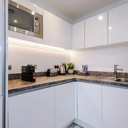 Athena Suite: Mdn 2bd W/ Roof Terrace Апартаменты