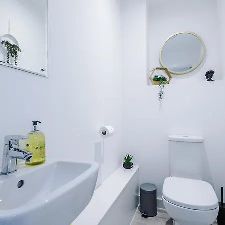 Athena Suite: Mdn 2bd W/ Roof Terrace