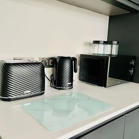 Old Trafford: Self-serviced One Bedroom *