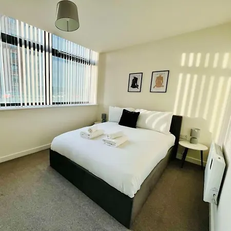 Old Trafford: Self-serviced One Bedroom Apartment *