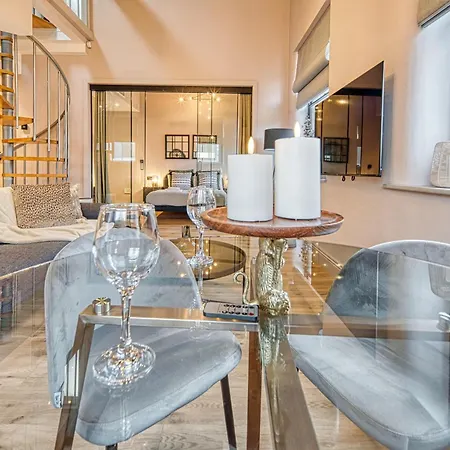 Apartment Centre 3 Bedroom #41 *