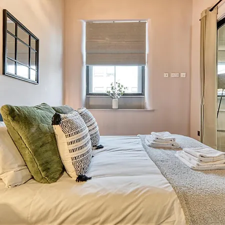 Centre 3 Bedroom #41 Apartment *