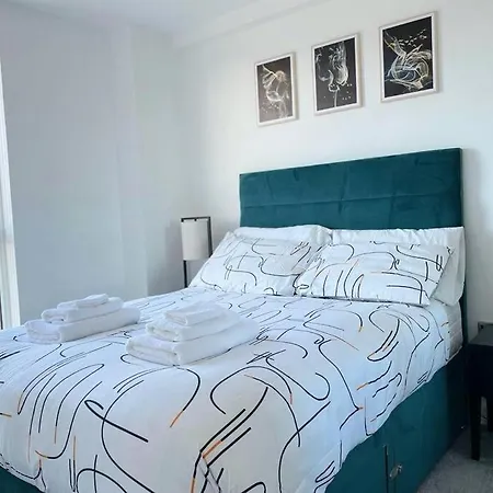 Apartment Relaxing 1-bed Flat In Salford With Street Parking *