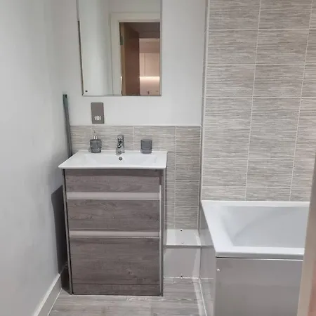 Apartment Relaxing 1-bed Flat In Salford With Street Parking