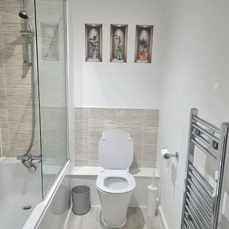 Relaxing 1-bed Flat In Salford With Street Parking Apartment *