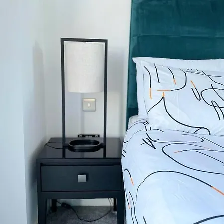 Relaxing 1-bed Flat In Salford With Street Parking شقة مانشستر