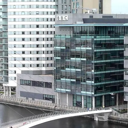 Relaxing 1-bed Flat In Salford With Street Parking شقة