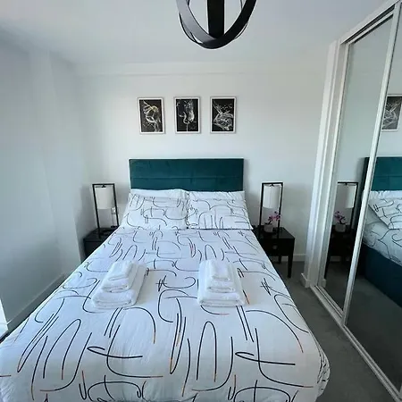 Relaxing 1-bed Flat In Salford With Street Parking