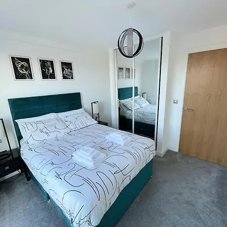 Relaxing 1-bed Flat In Salford With Street Parking