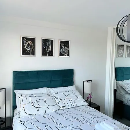 Relaxing 1-bed Flat In Salford With Street Parking Apartment
