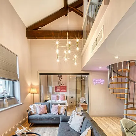 Centre 3 Bedroom Funky Apartment! #42