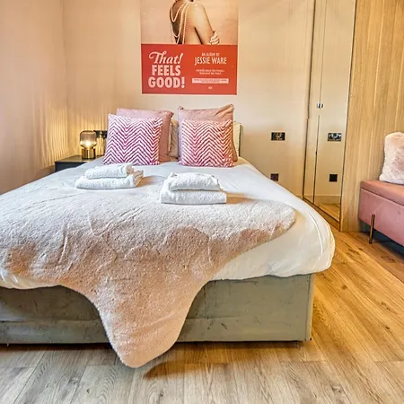 Apartment Centre 3 Bedroom Funky Apartment! #42 *
