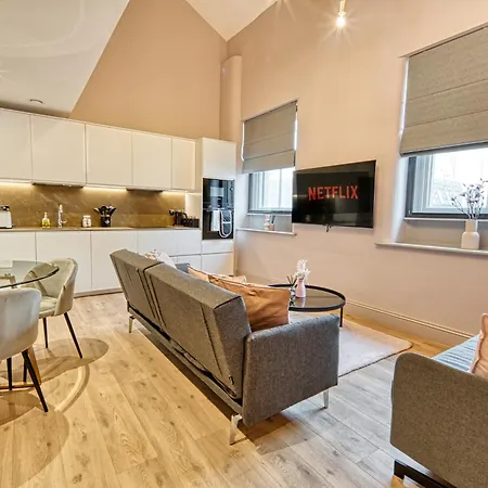 Centre 3 Bedroom Funky Apartment! #42