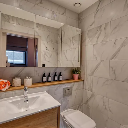 Centre 3 Bedroom Funky Apartment! #42 Apartment