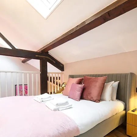Centre 3 Bedroom Funky Apartment! #42