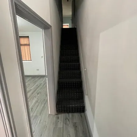 Luxurious En-suite 4 Δωμάτια σε οικογενειακή κατοικία *