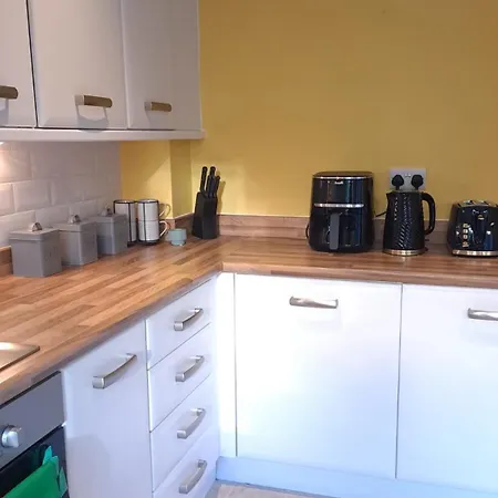 Tropical Sun Homes - Beautiful Spacious 3 Bed In A Serene Environment With Free Parking For 2 Cars Holiday home *