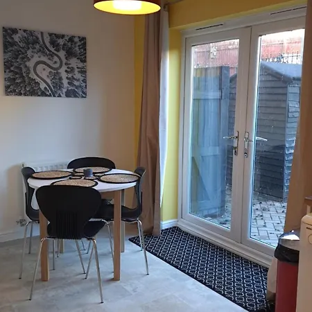 Holiday home Tropical Sun Homes - Beautiful Spacious 3 Bed In A Serene Environment With Free Parking For 2 Cars Manchester