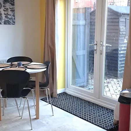 Tropical Sun Homes - Beautiful Spacious 3 Bed In A Serene Environment With Free Parking For 2 Cars Manchester