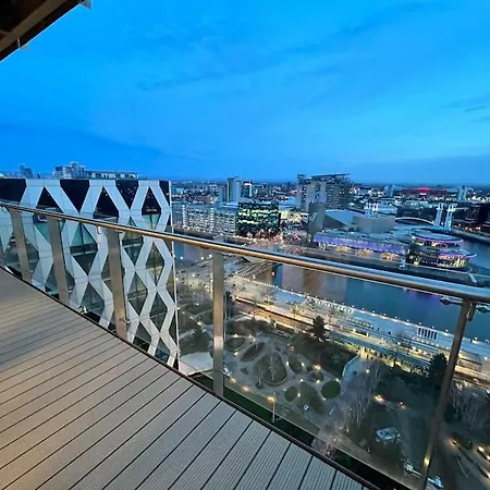 Spacious 2 Bedroom Flat Stunning Waterside View Apartment