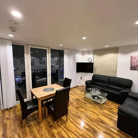 Spacious 2 Bedroom Flat Stunning Waterside View Apartment Manchester