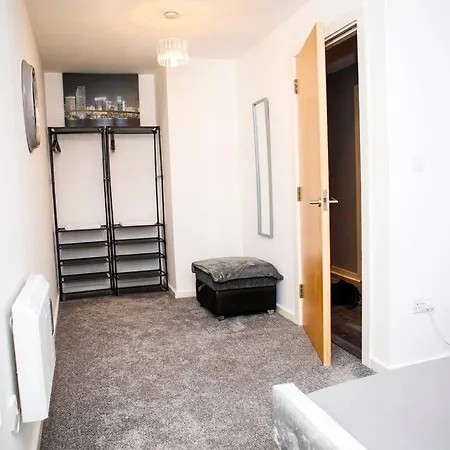 Stylish Two-bedroom Salford Quays *