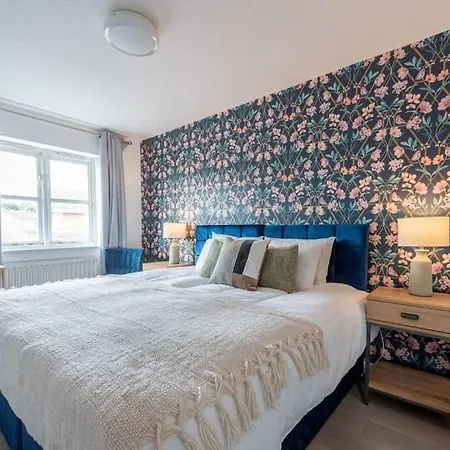 Comfy 3-bedroom House Nr Coop Live Arena And Centre By Rest&recharge *