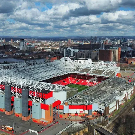 Skyline Haven - Modern 1br Retreat For 2 With Rooftop Access By Parydise Manchester