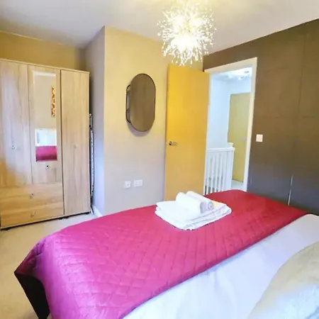 Holiday home Pass The Keys King Bed Family With Parking Wm Discounts Manchester