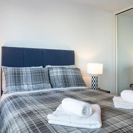 5mins Jd Gym Supermarket Retail M60 Centre Salford Queys Media Mánchester