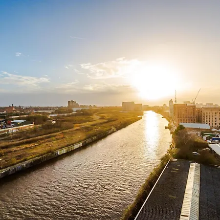Hilltop Serviced - Salford Quays Apartment