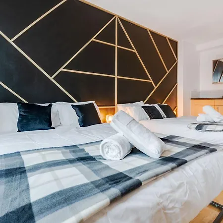 Deluxe Duplex W/ Balcony & Views - Pool Table Manchester