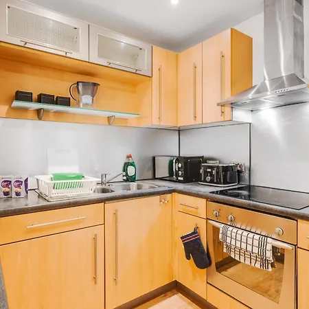 Deluxe Duplex W/ Balcony & Views - Pool Table * Manchester