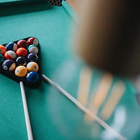 Deluxe Duplex W/ Balcony & Views - Pool Table *