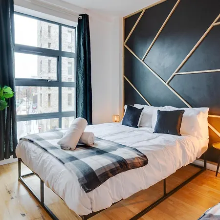 Deluxe Duplex W/ Balcony & Views - Pool Table Manchester
