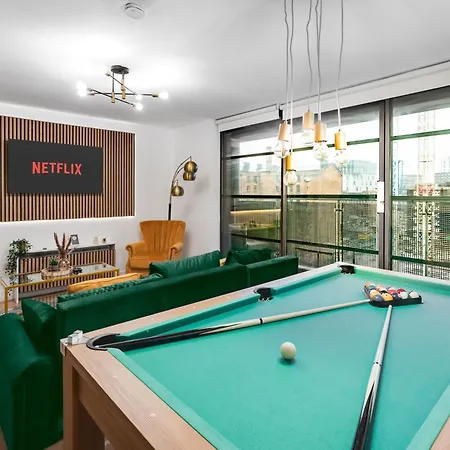 Deluxe Duplex W/ Balcony & Views - Pool Table * Manchester