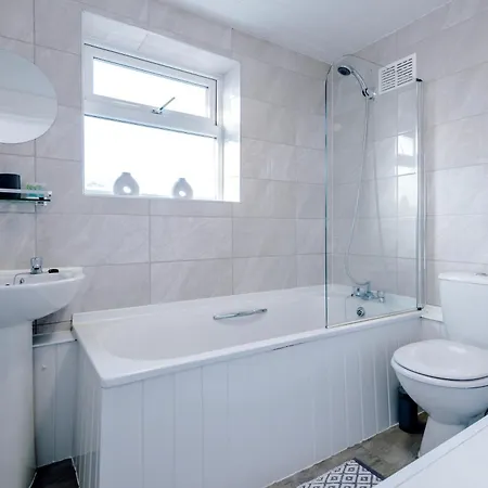 Spacious 3 Bedroom House Close To Etihad Nyaraló Manchester