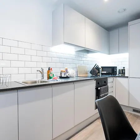 Morden 2 Bed - Old Trafford Apartment Manchester