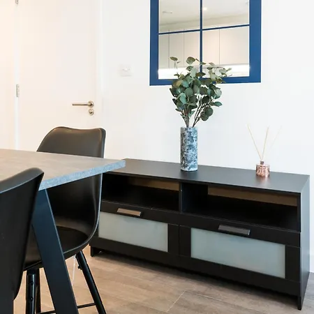 Morden 2 Bed - Old Trafford *